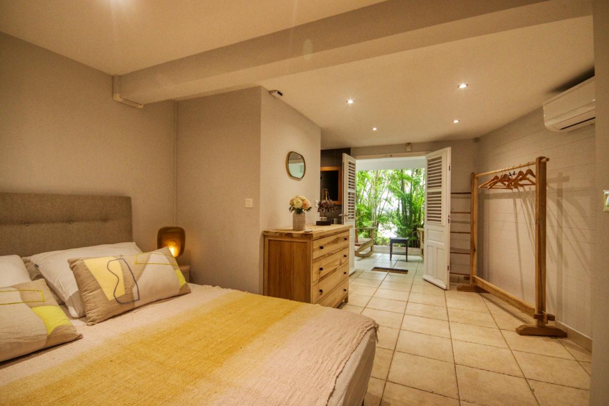Location villa luxe Martinique - Chambre 4 et terrasse